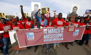 Auto
        workers and others march to Nissan’s Canton, Mississippi, plant
        following a pro-union rally in March.