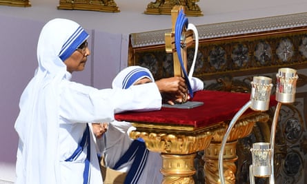 Nuns carry Mother Teresa’s relics