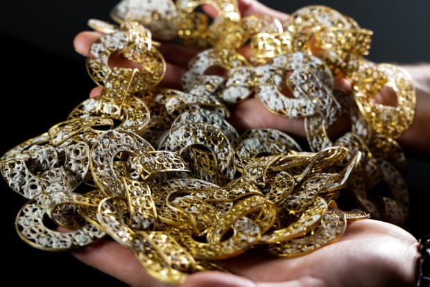 Una cadena de filigranes daurades de les Maravillas.
