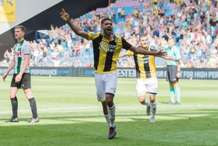 Clarke-Salter during a Vitesse game with Groningen.