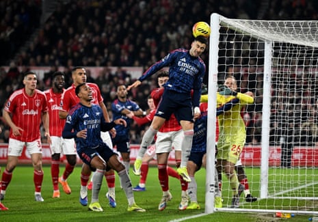 Gabriel Martinelli misses a header