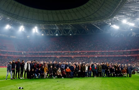 Former players and family pose for a picture after the 2-0 defeat of Atlético as Athletic close out their 125th anniversary celebrations.