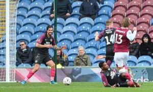 Jeff Hendrick (13) of Burnley scores to make it 3-0 .