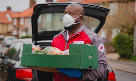 Voluntário de Resposta a Emergências, Emmanuel estava ajudando a garantir que as comunidades vulneráveis fossem alimentadas durante o surto de coronavírus. Ele desistiu dos fins de semana, dos feriados e das férias anuais, abastecendo bancos de alimentos, coletando mantimentos para os isolados e idosos e entregando cestas de alimentos para refugiados desamparados e moradores de rua.
