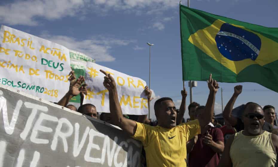 Striking truckers shout ‘Get out Temer’ in Duque Duque Caxias. Left and right hurl insults at each other over social media like rival supporters at a soccer game.