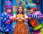 Cinderella al Norwich Theatre Royal: panto costiero che trasporta il pubblico sulla spiaggia