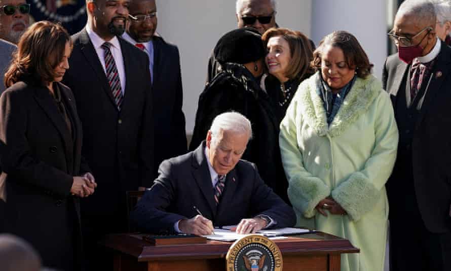 Joe Biden semnează Actul anti-linșaj Emmett Till în grădina de trandafiri a Casei Albe.