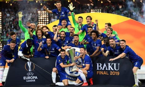 Chelsea celebrate with the trophy after beating Arsenal 4-1 in the Europa League final.