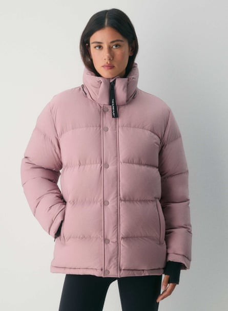 Una modelo con un Aritzia Super Puff