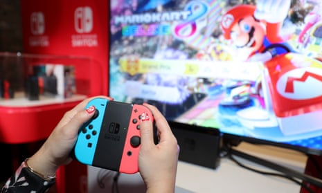 A games fan plays Mario Kart 8 Deluxe on the Nintendo Switch.