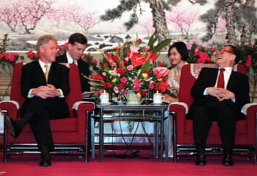 Chinese President Jiang Zemin shares a laugh with US President Bill Clinton, both seated