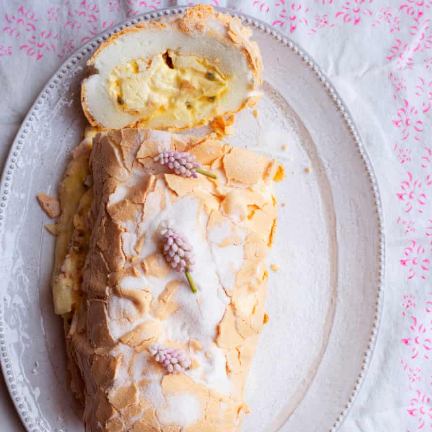 Passionsfrucht-Baiser-Roulade.