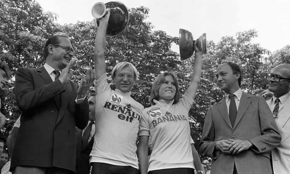 Marianne Martin stands alongside Laurent Fignon, the winner of the men’s race, at the end of the 1984 Tour de France