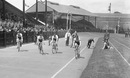 A cycling event in 1932.