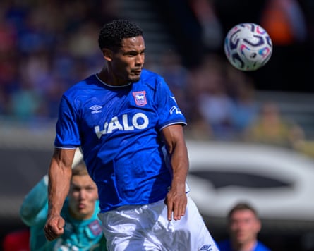 Emersonn heads the ball during a friendly.