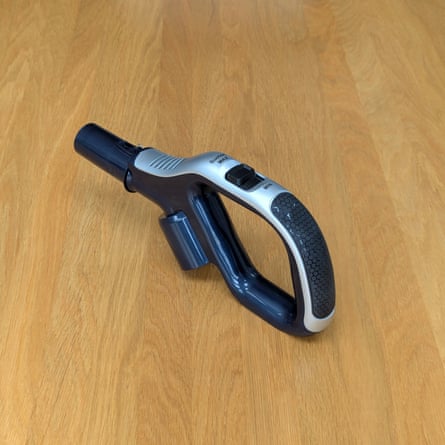 Closeup image of the handle, with Min and Max button, on the Shark Detect Lift-Away XL LA791UKT Upright Bagless Vacuum Cleaner
