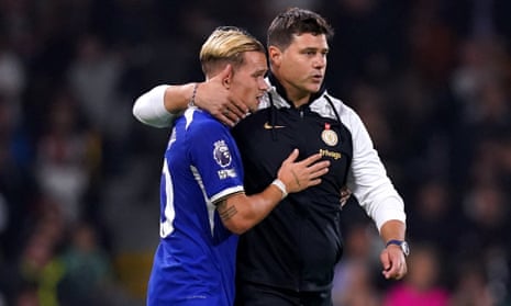Chelsea's Mykhaylo Mudryk speaks to manager Mauricio Pochettino at half-time.
