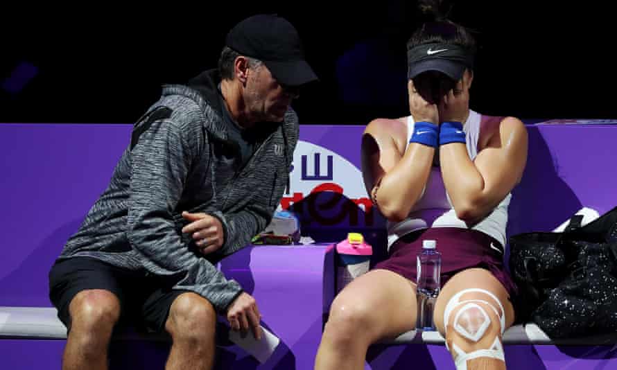 Bianca Andreescu parle à son entraîneur, Sylvain Bruneau, après s'être blessé à la jambe gauche à Shenzhen en octobre 2019