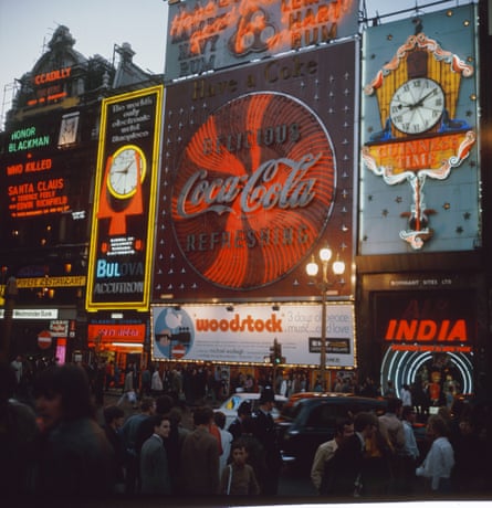 piccadilly circus in 1970