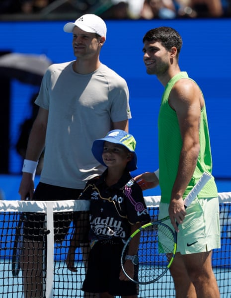 Spain's Carlos Alcaraz and Germany's Yannick Hanfmann pose after the coin toss.
