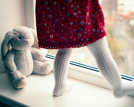 Giovane coppia guardando le case