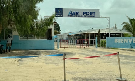 A deserted outside area of the airport.