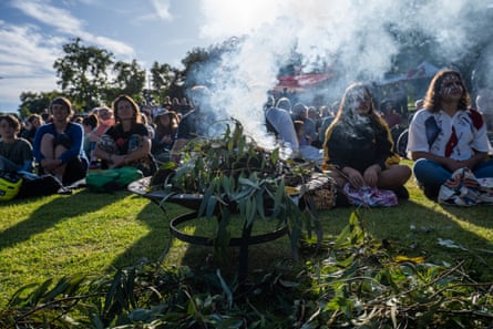 Las hojas de eucalipto se queman durante una ceremonia de fumar en Elder Park, Adelaida.