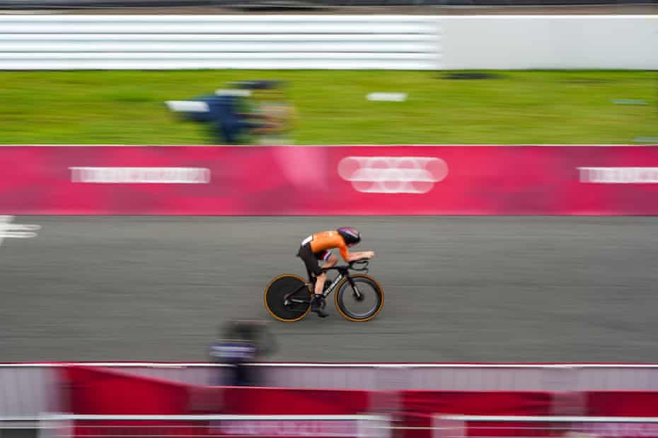 Annemiek van Vleuten on her way to Tokyo time trial gold