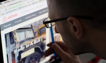 Homem olhando para o site do Airbnb