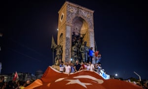 Las personas ondear una bandera nacional turco gigante en la plaza de Taksim.