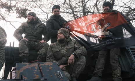 Soldados del ejército ucraniano se sientan encima del obús alemán Panzerhaubitze 2000 cerca de Bahmut, en la región de Donetsk, Ucrania.