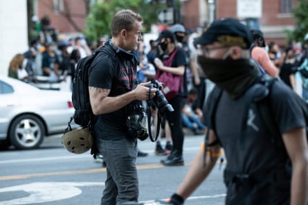 El fotógrafo de Associated Press Evan Vucci cubre a los manifestantes mientras se reúnen para protestar por la muerte de George Floyd, el 31 de mayo de 2020, cerca de la Casa Blanca en Washington DC.