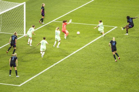 Michelle Agyemang fires location England’s injury-time equaliser against Italy