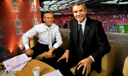 Alan Hansen cùng với Gary Lineker trước khi BBC đưa tin về trận bán kết FA Cup của Liverpool với Chelsea tại Old Trafford năm 2006