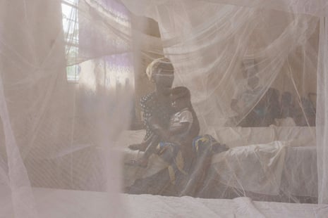 Schwangere Frau erhält medizinische Versorgung