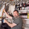 Alex Coomes menarik satu pint di pub kecil Platform 3 di Claygate