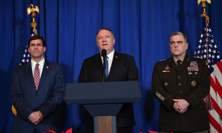 وزیر دفاع سابق ایالات متحده مارک اسپر (L) و رئیس ستاد مشترک ارتش آمریکا ژنرال ارتش ایالات متحده (مارک میلی) (R) ، که در سال 2019 در کنار وزیر خارجه ایالات متحده مایک پمپئو (C) ایستاد.