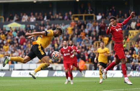 Matheus Cunha misses a big chance to score.