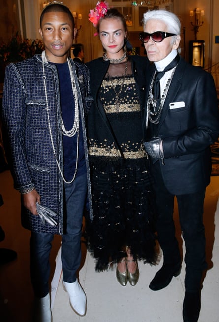 Muzyk Pharrell Williams, aktorka i aktorka Cara Delevingne z Lagerfeldem w Paryżu, 2017.