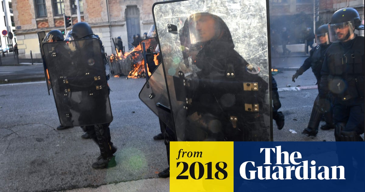 Gilets jaunes protests: Eiffel Tower and Louvre to shut amid fears of violence