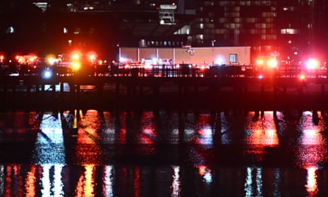 Widok na miejsce zdarzenia po zderzeniu samolotu regionalnego w powietrzu z wojskowym śmigłowcem i rozbiciu się w rzece Potomak w Waszyngtonie, D.C., Stany Zjednoczone, 30 stycznia 2025 r. „Samolot regionalny Bombardier CRJ700 linii lotniczych PSA Airlines zderzył się w powietrzu ze śmigłowcem Sikorsky H-60 podczas podejścia do pasa startowego 33 na lotnisku Reagan Washington National Airport około godziny 21:00 czasu lokalnego” — poinformowała Federalna Administracja Lotnictwa (FAA) w oświadczeniu. (Zdjęcie: Celal Gunes/Anadolu via Getty Images)