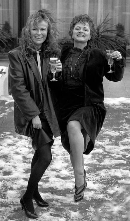 جولي والترز، على اليسار، وسينثيا باين تحتفلان بإطلاق الفيلم الكوميدي