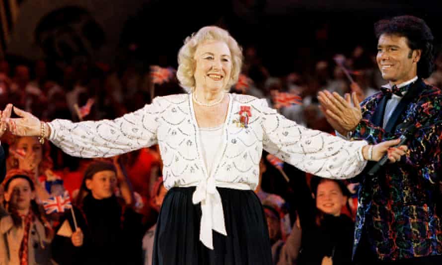 Dame Vera Lynn applauded by Cliff Richard during her final public performance, at a VE Day 50th anniversary concert in Hyde Park, London.