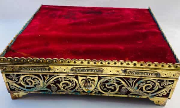 대성당 내부의 안전한 방에서 야만적 인 플랫폼이 발견되었습니다. 크라이스트 처치에서 엄청난 지진이 발생한 지 10 년 후, 가톨릭 교구는 한 쌍의 천사가 실종 된 것을 발견했습니다. 2011 년 지진으로 심하게 훼손된 바베이도스 거리에있는 축복받은 성사 대성당과 시내 중심가 대부분을 계속해서 해체하면서 사라진 것으로 여겨지는 많은 보물들이 회수되었습니다.