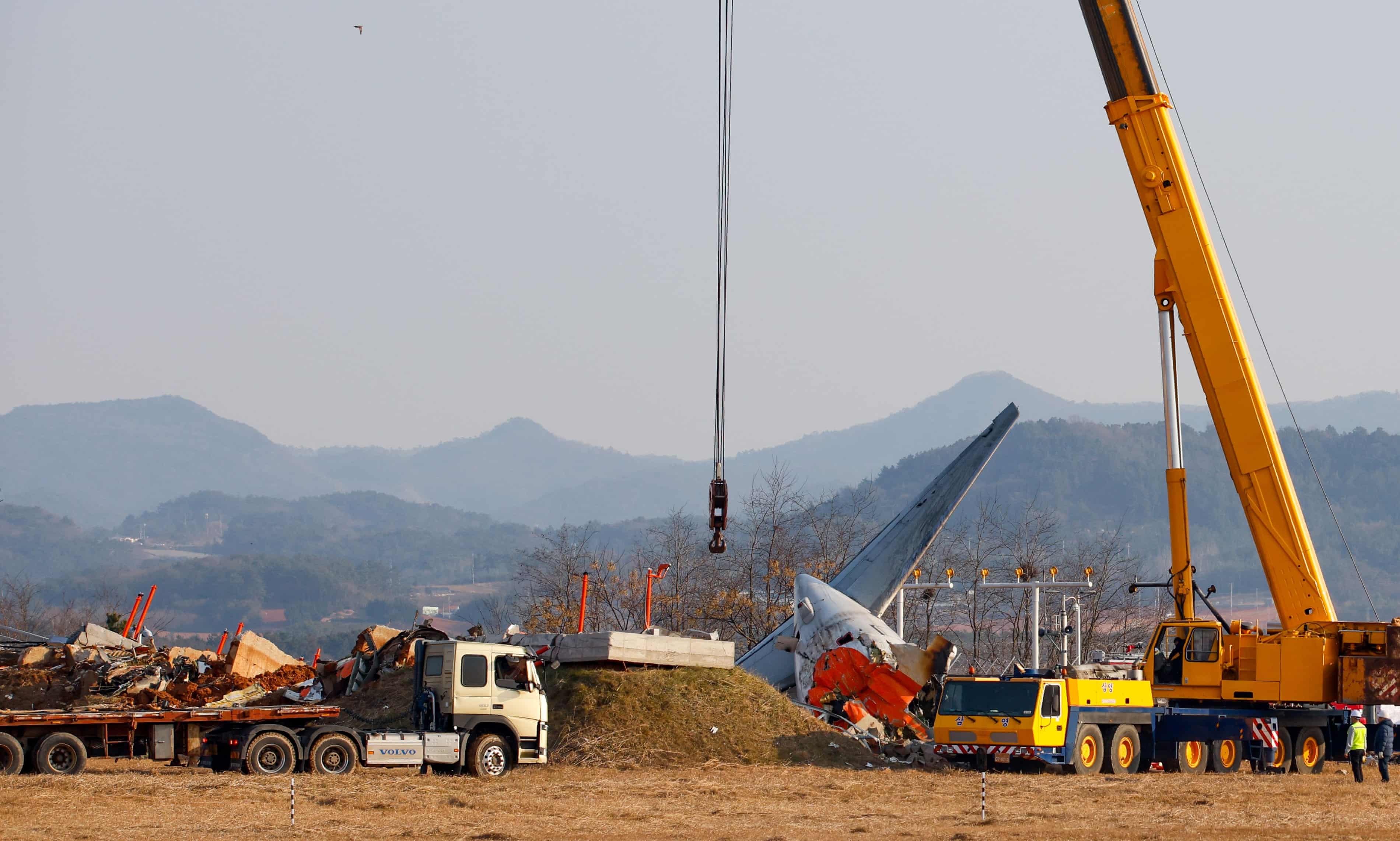 South Korea plane crash investigations intensify as questions raised over airport embankment (theguardian.com)