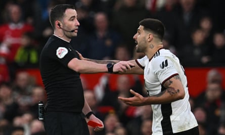 Fulham Aleksandar Mitrovic berdebat dengan wasit Chris Kavanagh dan dikeluarkan.