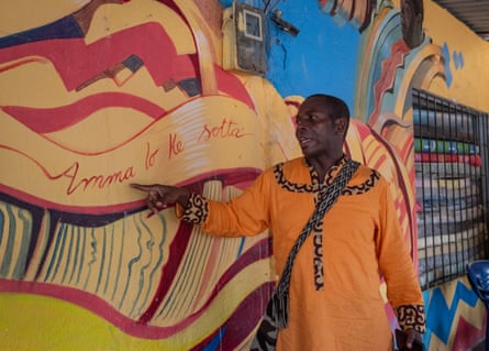 Manuel Pérez Salinas explains a phrase in the Palenque language, which means “love who we are.”