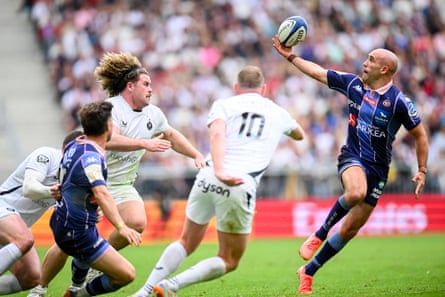 Maxime Lucu catches a ball