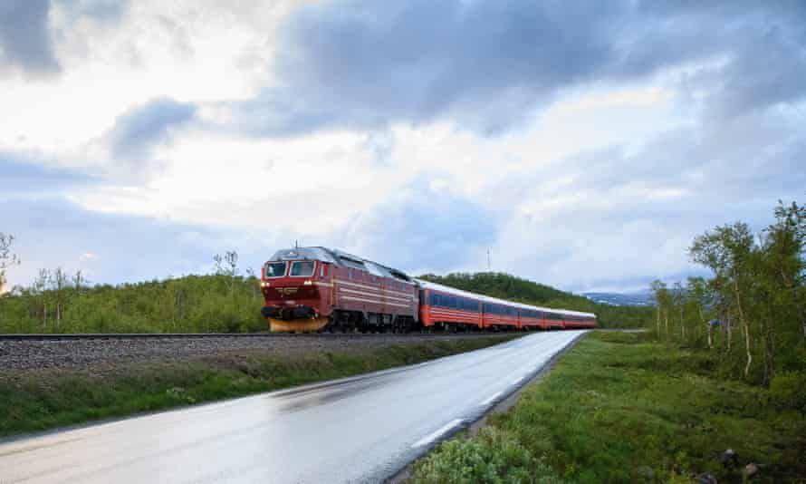 Un treno attraversa lo scenario della 'taiga' subartica.