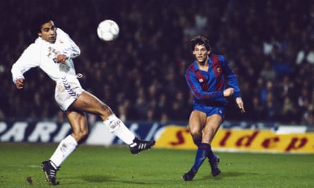 Barcelona striker Gary Lineker (r) gets in a shot as Hugo Sanchez of Real Madrid looks on during the 'El Clasico' between Barcelona and Real Madrid at the Camp Nou on January 31, 1987